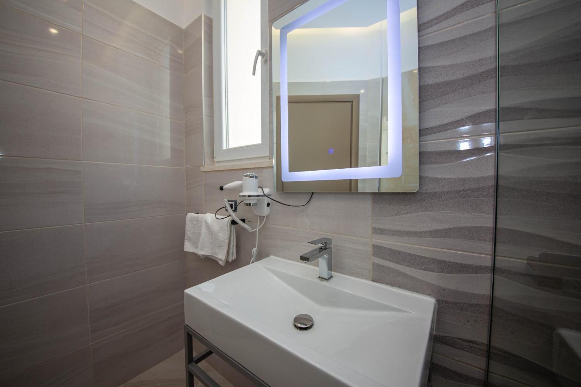 Royal Hotel Radhimë